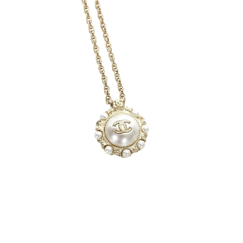 Chanel CC Faux Pearl Pendant Necklace (2Vs4gs)