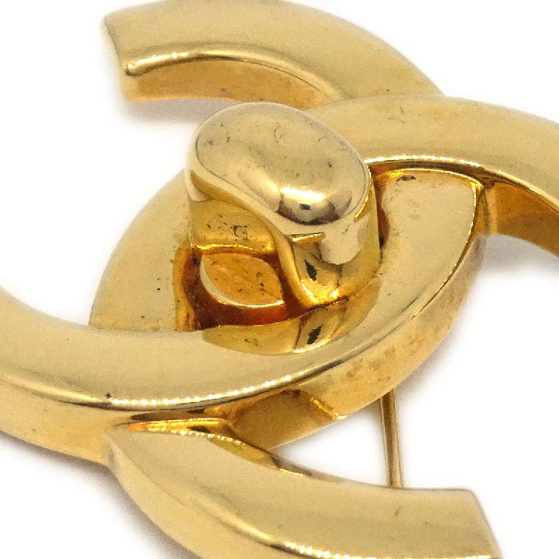 CHANEL 1996 Turnlock Brooch Pin Gold Medium 73734